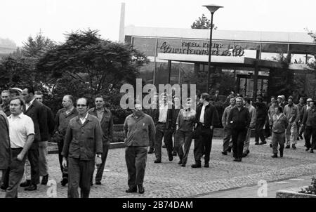 Mit einem spontanen Streik am 15.8.1972 in den Friedrich-kruppschen Huettenwerken in Dortmund wehrten sich Arbeiter und Angestellte gegen eine Abwertung ihrer Löhne und Gehälter. Weltweite Verwendung Stockfoto