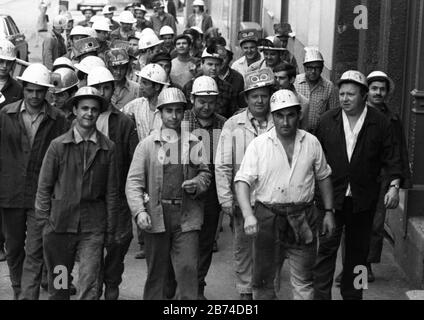 Mit einem spontanen Streik am 26.7.1972 in den Friedrich-kruppschen Huettenwerken in Dortmund wehrten sich Arbeiter und Angestellte gegen eine Abwertung ihrer Löhne und Gehälter. Weltweite Verwendung Stockfoto