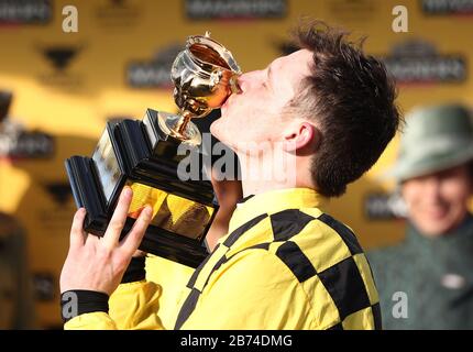 Jockey Paul Townend feiert, nachdem er im vierten Tag des Cheltenham Festivals auf der Cheltenham Racecourse den Magners Cheltenham Gold Cup Chase mit Al Boum Photo gewonnen hat. Stockfoto