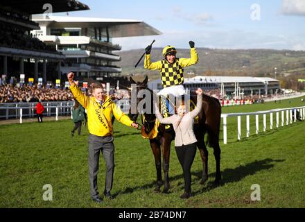 Jockey Paul Townend feiert den Gewinn des Magners Cheltenham Gold Cup Chase mit Al Boum Photo am vierten Tag des Cheltenham Festivals auf der Cheltenham Racecourse. Stockfoto