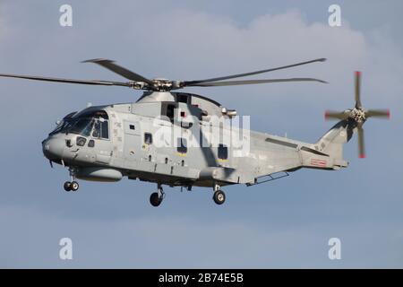 ZH828, ein AgustaWestland Merlin HM1, das von der Royal Navy betrieben wird, auf dem Flughafen Prestwick in Ayrshire, während der Scottish Airshow 2014. Stockfoto