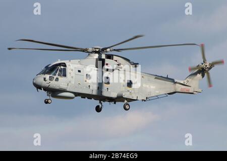 ZH828, ein AgustaWestland Merlin HM1, das von der Royal Navy betrieben wird, auf dem Flughafen Prestwick in Ayrshire, während der Scottish Airshow 2014. Stockfoto