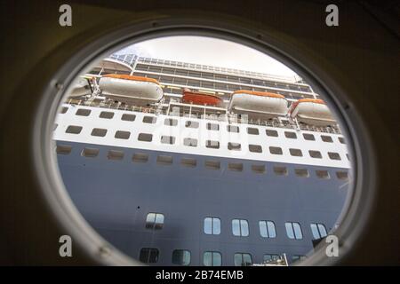 Überqueren Sie den Atlantik von Brooklyn nach Southampton an Bord des Ozeanliners Queen Mary 2. Das Schiff vom Fährterminal in Southampton aus gesehen. Stockfoto