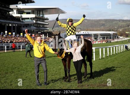 Jockey Paul Townend feiert den Gewinn des Magners Cheltenham Gold Cup Chase mit Al Boum Photo am vierten Tag des Cheltenham Festivals auf der Cheltenham Racecourse. Stockfoto