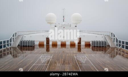 Überqueren Sie den Atlantik von Brooklyn nach Southampton an Bord des Ozeanliners Queen Mary 2. Markups für Shuffleboard, die auf dem oberen Deck des QM 2 zu sehen sind. Stockfoto