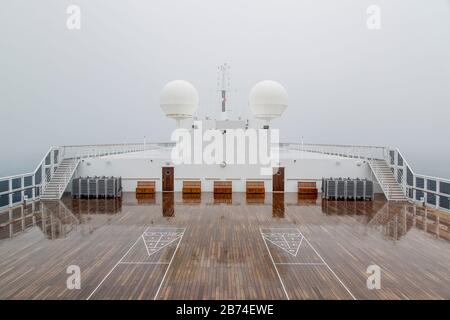 Überqueren Sie den Atlantik von Brooklyn nach Southampton an Bord des Ozeanliners Queen Mary 2. Markups für Shuffleboard, die auf dem oberen Deck des QM 2 zu sehen sind. Stockfoto