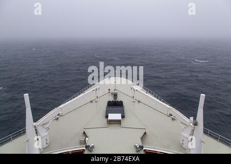 Überqueren Sie den Atlantik von Brooklyn nach Southampton an Bord des Ozeanliners Queen Mary 2. Meer und Himmel sind alles, was man vom Heck des QM 2 aus sehen kann. Stockfoto