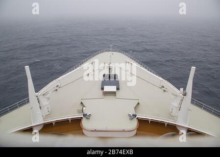 Überqueren Sie den Atlantik von Brooklyn nach Southampton an Bord des Ozeanliners Queen Mary 2. Meer und Himmel sind alles, was man vom Heck des QM 2 aus sehen kann. Stockfoto