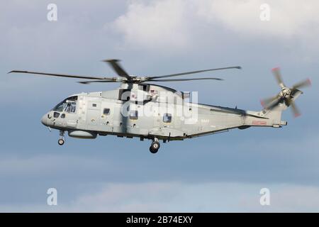 ZH828, ein AgustaWestland Merlin HM1, das von der Royal Navy betrieben wird, auf dem Flughafen Prestwick in Ayrshire, während der Scottish Airshow 2014. Stockfoto