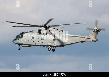 ZH828, ein AgustaWestland Merlin HM1, das von der Royal Navy betrieben wird, auf dem Flughafen Prestwick in Ayrshire, während der Scottish Airshow 2014. Stockfoto