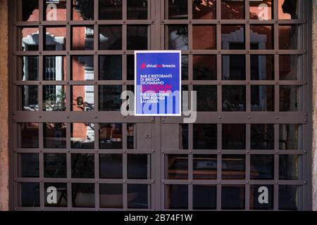 Plakat warnt, dass aufgrund der besorgniserregenden Entwicklung des Coronavirus Notrestaurants in Brescia Stadt beschlossen haben, ihre Aktivitäten zu schließen. Stockfoto