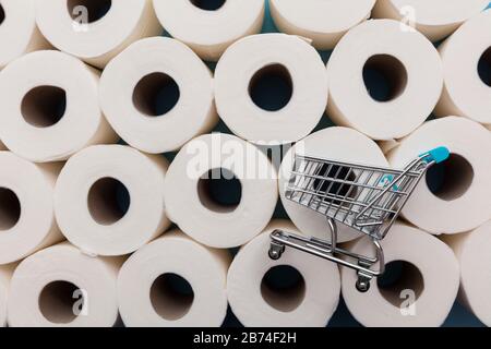 Supermarkt kauft auf dem Hintergrund von toilettenpapierrollen Stockfoto