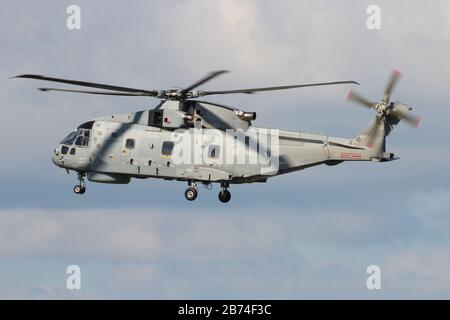 ZH828, ein AgustaWestland Merlin HM1, das von der Royal Navy betrieben wird, auf dem Flughafen Prestwick in Ayrshire, während der Scottish Airshow 2014. Stockfoto