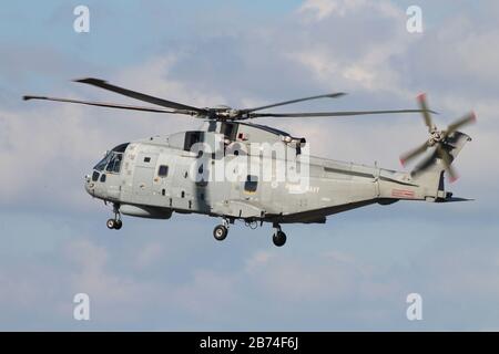 ZH828, ein AgustaWestland Merlin HM1, das von der Royal Navy betrieben wird, auf dem Flughafen Prestwick in Ayrshire, während der Scottish Airshow 2014. Stockfoto