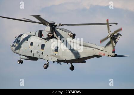 ZH828, ein AgustaWestland Merlin HM1, das von der Royal Navy betrieben wird, auf dem Flughafen Prestwick in Ayrshire, während der Scottish Airshow 2014. Stockfoto