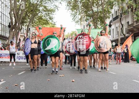 CABA, Buenos Aires/Argentinien; 9. März 2020: Internationaler Frauentag. Feministischer Streik. Junge Frauen verteidigen das Gesetz des legalen, sicheren und freien Abbruchs Stockfoto