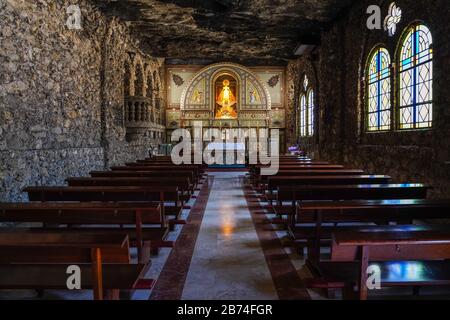 Das Innere des Heiligtums der Hoffnung, Santuario de la Virgen de la Esperanza in Calasparra, Region Murcia in Spanien. Das Heiligtum befindet sich in einer Höhle c Stockfoto