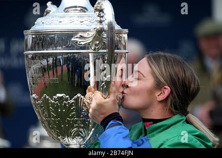 Jockey Maxine O'Sullivan feiert mit der Trophäe, nachdem Es Zum Pass kam, gewann den St. James's Place Foxhunter Challenge Cup Open Hunters' Chase am vierten Tag des Cheltenham Festivals auf der Rennbahn von Cheltenham. Stockfoto