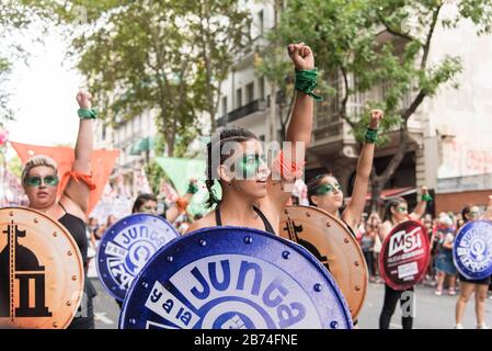 CABA, Buenos Aires/Argentinien; 9. März 2020: Internationaler Frauentag. Feministischer Streik. Junge Frau verteidigt das Gesetz des legalen, sicheren und freien Abbruchs Stockfoto