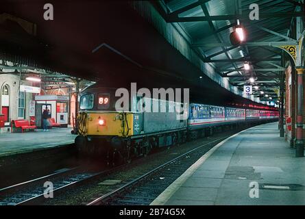Eine Diesellokomotive der Klasse 33 Nummer 33116 pausiert am Abend des 6. März 1993 im Bahnhof Salisbury. Stockfoto