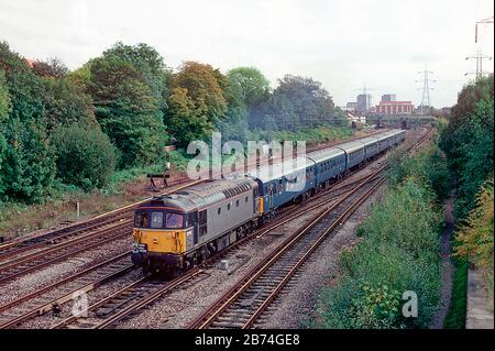 Eine Diesellokomotive der Klasse 33 Nummer 33116 mit 4TCS setzt die Nummern 410 und 417, die eine Enthusiasten-Geländertour in Millbrook in Southampton arbeiten. Stockfoto