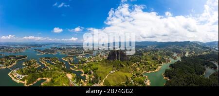Panoramaaussicht auf den Felsen von Guatape, Piedra Del Penol, Kolumbien. Stockfoto