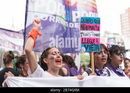 CABA, Buenos Aires/Argentinien; 9. März 2020: Internationaler Frauentag, marschierende Frauen, Plakat für die Rechte der Trans-Gemeinschaft Stockfoto