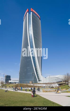 Generali Tower, der Wolkenkratzer, der vom Architekten Zaha Hadid im Stadtteil CityLife entworfen wurde. Das Gebäude ist die Assicurazioni Generali Versicherungszentrale Stockfoto