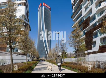 Generali Tower, der Wolkenkratzer, der vom Architekten Zaha Hadid im Stadtteil CityLife entworfen wurde. Das Gebäude ist die Assicurazioni Generali Versicherungszentrale Stockfoto