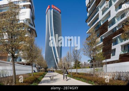 Generali Tower, der Wolkenkratzer, der vom Architekten Zaha Hadid im Stadtteil CityLife entworfen wurde. Das Gebäude ist die Assicurazioni Generali Versicherungszentrale Stockfoto