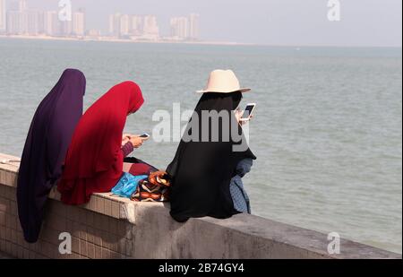 Junge muslimische Mädchen sitzen am Meer in George Town auf Penang Island Stockfoto