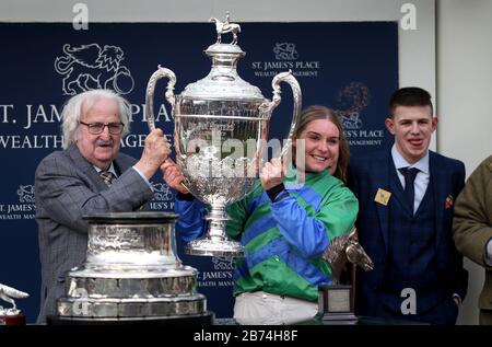 Jockey Maxine O'Sullivan feiert mit den Besitzern und der Trophäe, nachdem Es Nach Pass kam, gewann den St. James's Place Foxhunter Challenge Cup Open Hunters' Chase am vierten Tag des Cheltenham Festivals auf der Rennbahn von Cheltenham. Stockfoto