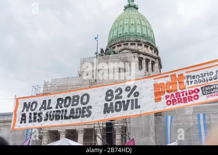 CABA, Buenos Aires/Argentinien; 9. März 2020: Internationaler Frauentag. Banner gegen ein Gesetz, das Rentner wirtschaftlich schädigt, vor der Nation Stockfoto