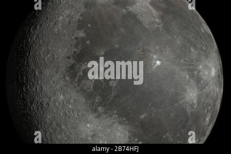 3D-Illustration Rendering. Der Vollmond der Erde, der auf schwarzem Sternenfeld-Hintergrund leuchtet. Stockfoto