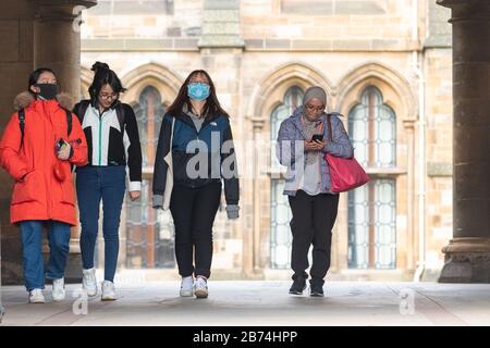 Glasgow University, Schottland, Großbritannien. März 2020. Studenten an der Universität Glasgow tragen Gesichtsmasken, während die Universität alle Studentenprüfungen aufgrund des Coronavirus Outbreak Credit online verschiebt: Kay Roxby/Alamy Live News Stockfoto