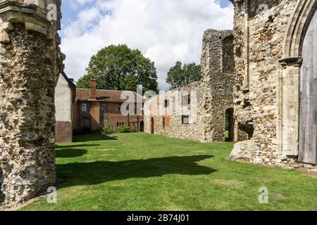 Überreste der aus dem 14. Jahrhundert stammenden Leiston Abbey, Suffolk, Großbritannien; ehemals eine Abtei von Prämonstratenser-Canons, heute eine Pro Corda Musikschule Stockfoto