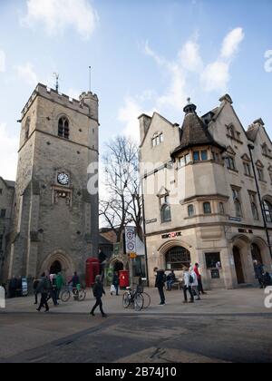 Oxford, Oxfordshire, Großbritannien 03 09 2020 Carfax Tower und Käufer in der Queen Street in Oxford UK Stockfoto