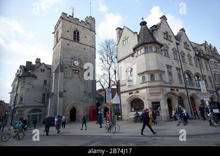 Oxford, Oxfordshire, Großbritannien 03 09 2020 Carfax Tower und Käufer in der Queen Street in Oxford UK Stockfoto