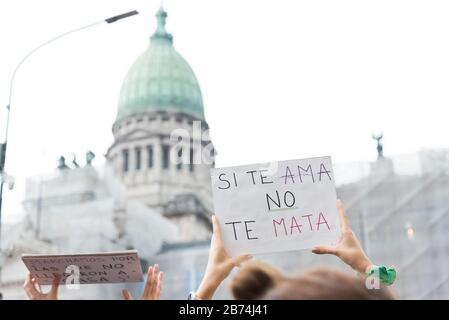 CABA, Buenos Aires/Argentinien; 9. März 2020: Internationaler Frauentag. Hände, die ein Plakat gegen Gewalt gegen die Geschlechter vor der nationalen Kon halten Stockfoto