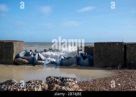 Clipping Beach, West Sussex jüngste Sturmschäden verursachten eine große Lücke in der Meeresverteidigung, in der das Meer bei jeder Flut einströmt. Stockfoto