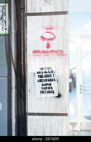 CABA, Buenos Aires/Argentinien; 9. März 2020: Internationaler Frauentag. Urbane Mauer, feministische Botschaften: Nicht eine weniger, während Frauen vergewaltigt und Stockfoto