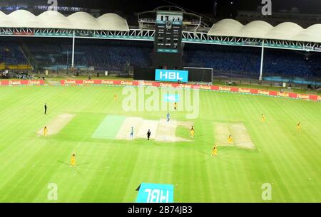 Blick auf ein leeres Cricket-Zuschauergehäuse während des T20-Cricket-Spiels der Pakistan Super League (PSL-V) zwischen Peshawar Zalmi und Multan Sultans im National Cricket Stadium in Karatschi am Freitag, 13. März 2020. Pakistans Twenty20-Liga wird trotz geschlossener Stadien und einer Exodus ausländischer Spieler, die über die Coronavirus-Krise nach Hause gehen, fortgesetzt. Die Kricketbehörden des Landes sagten am 13. März. Stockfoto