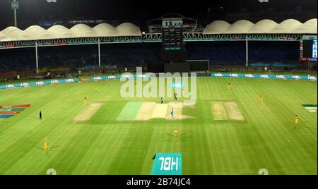 Blick auf ein leeres Cricket-Zuschauergehäuse während des T20-Cricket-Spiels der Pakistan Super League (PSL-V) zwischen Peshawar Zalmi und Multan Sultans im National Cricket Stadium in Karatschi am Freitag, 13. März 2020. Pakistans Twenty20-Liga wird trotz geschlossener Stadien und einer Exodus ausländischer Spieler, die über die Coronavirus-Krise nach Hause gehen, fortgesetzt. Die Kricketbehörden des Landes sagten am 13. März. Stockfoto