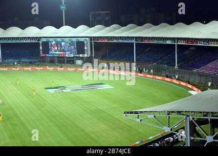 Blick auf ein leeres Cricket-Zuschauergehäuse während des T20-Cricket-Spiels der Pakistan Super League (PSL-V) zwischen Peshawar Zalmi und Multan Sultans im National Cricket Stadium in Karatschi am Freitag, 13. März 2020. Pakistans Twenty20-Liga wird trotz geschlossener Stadien und einer Exodus ausländischer Spieler, die über die Coronavirus-Krise nach Hause gehen, fortgesetzt. Die Kricketbehörden des Landes sagten am 13. März. Stockfoto