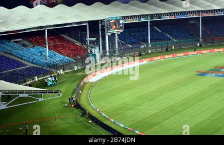 Blick auf ein leeres Cricket-Zuschauergehäuse während des T20-Cricket-Spiels der Pakistan Super League (PSL-V) zwischen Peshawar Zalmi und Multan Sultans im National Cricket Stadium in Karatschi am Freitag, 13. März 2020. Pakistans Twenty20-Liga wird trotz geschlossener Stadien und einer Exodus ausländischer Spieler, die über die Coronavirus-Krise nach Hause gehen, fortgesetzt. Die Kricketbehörden des Landes sagten am 13. März. Stockfoto