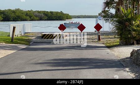 Fort Myers Beach, FL, USA - 13. März 2020: Lokales Touristenboot an der Estero Bay vom Ende der Bayview Street aus gesehen Stockfoto