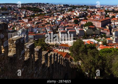 Blick über Lissabon von der Burg São Jorge mit Befestigungsmauern auf der linken Seite. Stockfoto