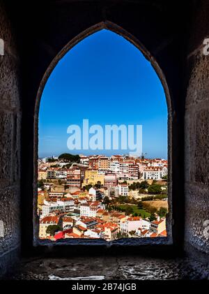Ein Blick über Lissabon von einem Fenster der Burg São Jorge. Stockfoto