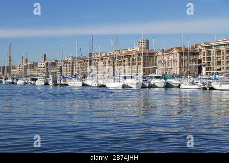 MARSEILLE, FRANKREICH - 15. November 2019: Boote, die am alten Hafen (Vieux Port) von Marseille, Frankreich, Europa, festgemacht wurden Stockfoto