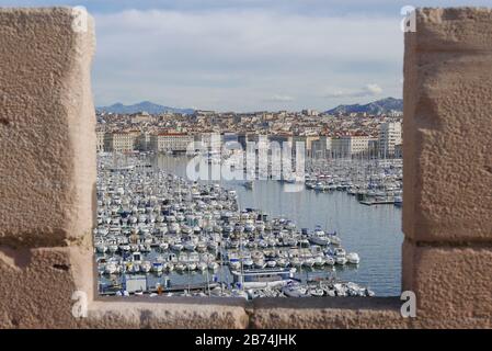 MARSEILLE, FRANKREICH - 15. November 2019: Luftansicht des alten Hafens (vieux Port) von Marseille aus Fort Saint-Jean, Frankreich, Europa Stockfoto